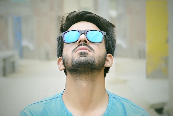 Mann mit Sonnenbrille