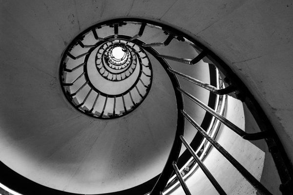 Foto der Spiralform einer Wendeltreppe von unten